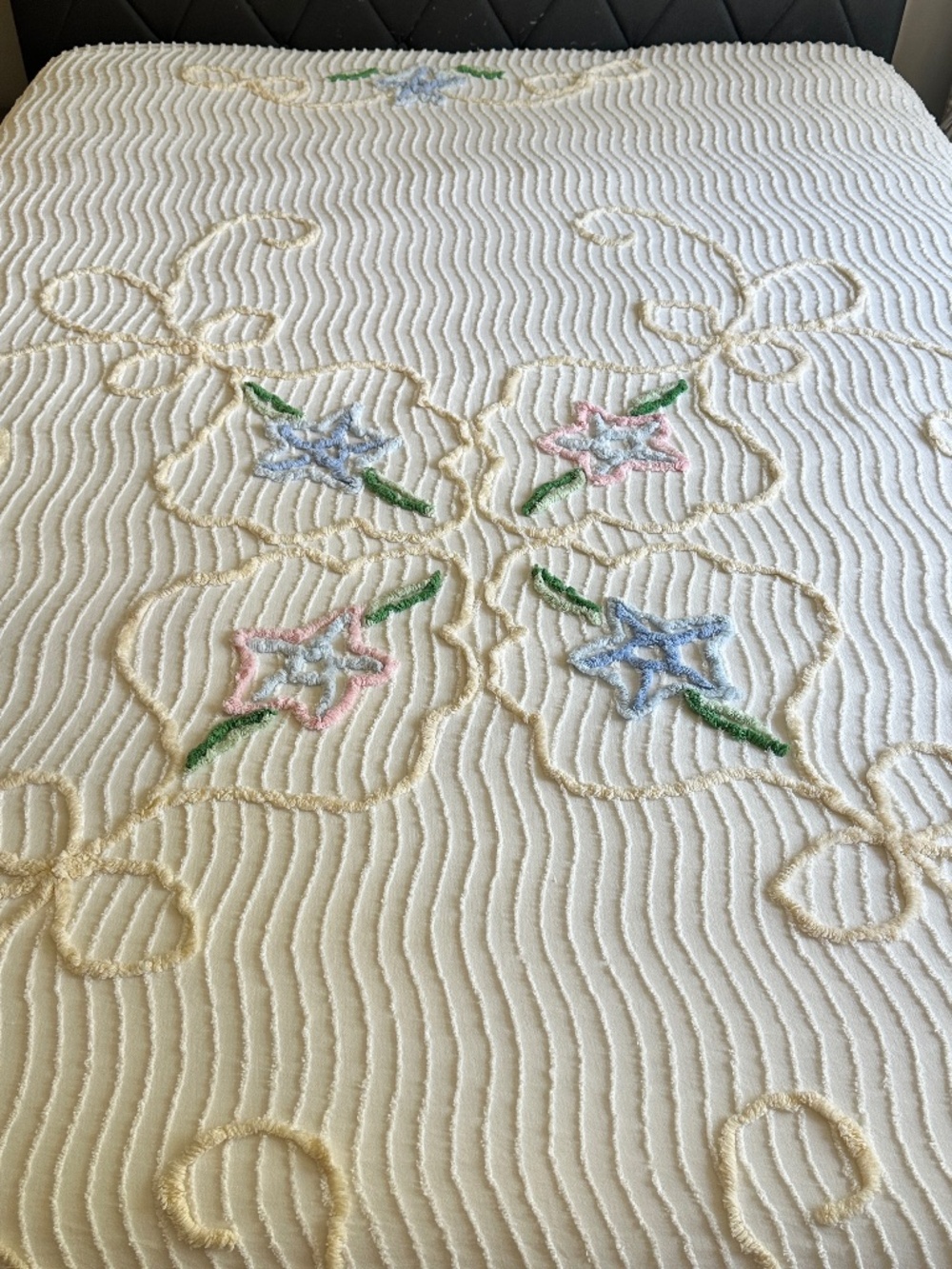 Vintage Chenille Bedspread Coverlet 60s Grannycore White Floral 100x82"